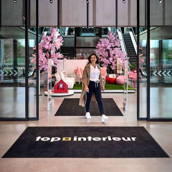 Tapis Professionnels et Sur-Mesure : Guide Complet pour Entreprises et Événements