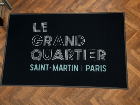Tapis logo personnalisé le grand quartier saint martin paris